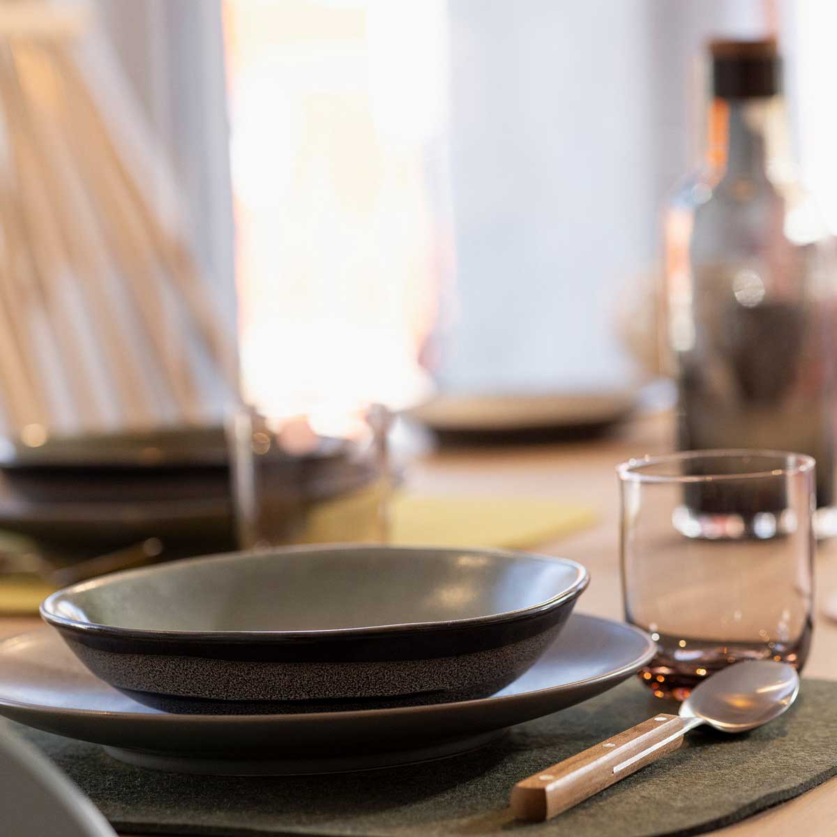 Gedeckter Tisch mit disana Filz-Tischset in Oliv, Keramikgeschirr und Besteck mit Holzgriff - Wollfilz aus Bio-Merinowolle