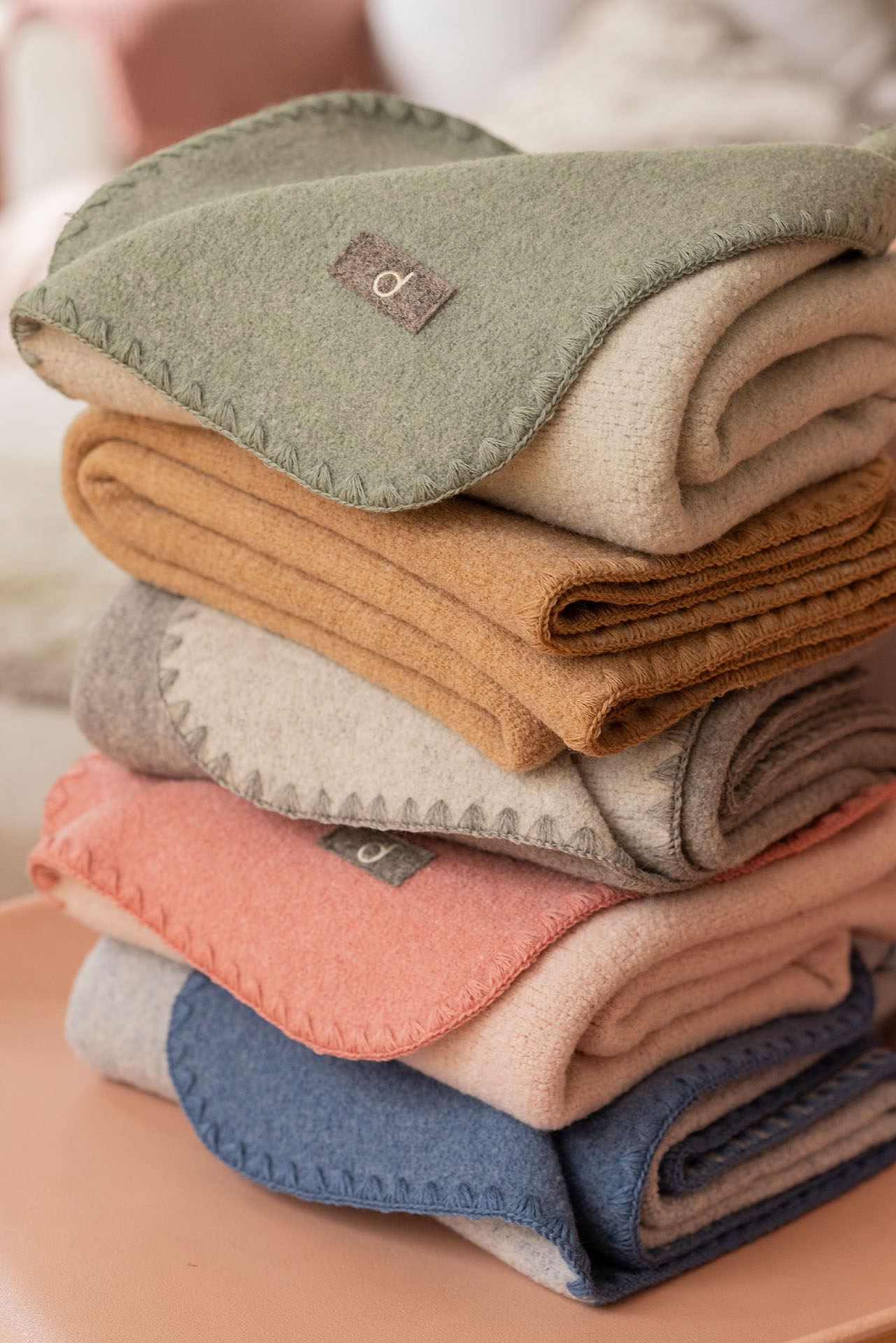 Gestapelte disana Doubleface-Babydecken in Taubenblau-Natur, Softpink-Natur, Grau-Natur, Karamell-Natur und jade-Natur